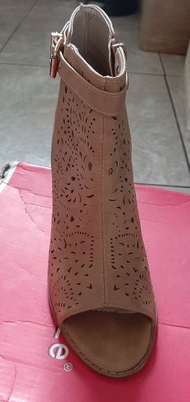 Shoe - Picture 2 of 2